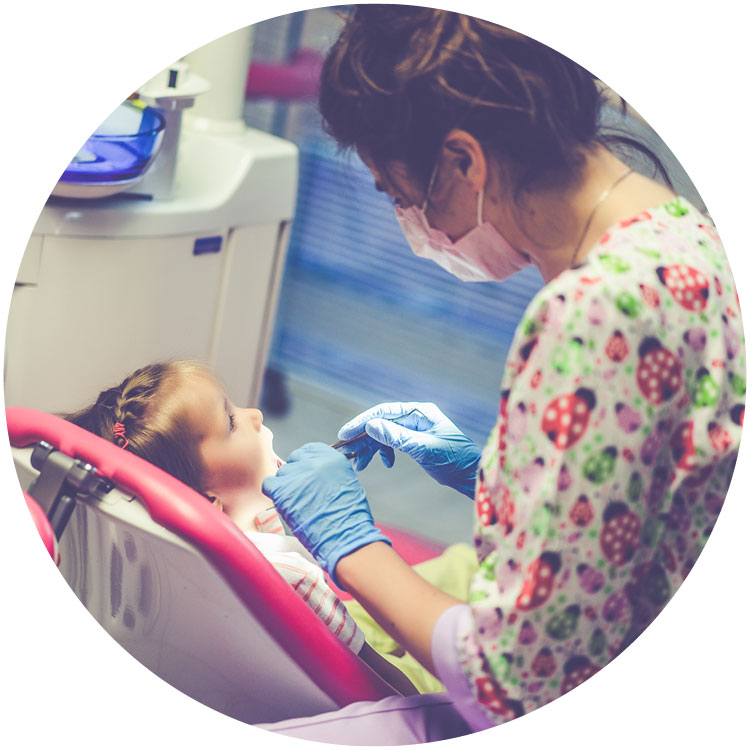 Un dentiste pédiatrique qui soigne un enfant dans un cabinet dentaire